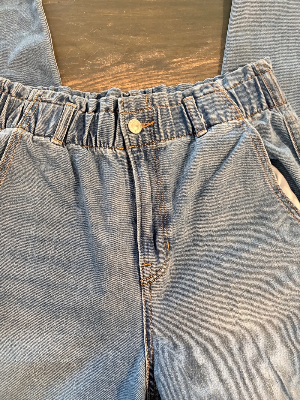 AE Light Blue Hi-Waisted Elastic Straight Leg Jeans. Size 8. - Picture 4 of 10
